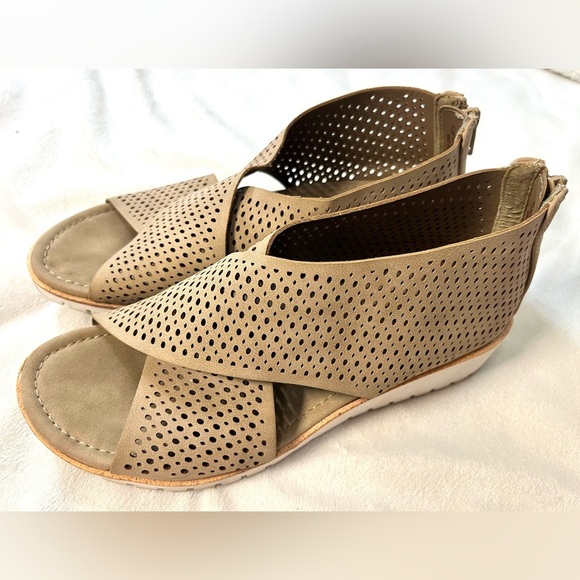 Eurosoft by Sofft Women's Tan Perforated Sandals Slip-On Flats w/ Zipper Sz 6.5 - Picture 1 of 11